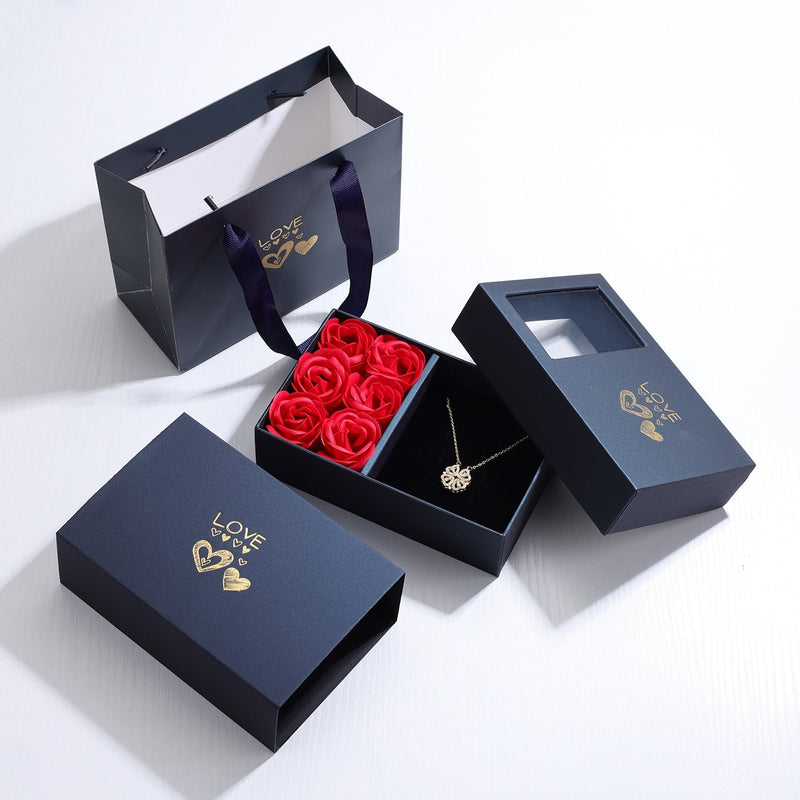 Colar Trevo de Coração + Caixa com 6 Rosas ©